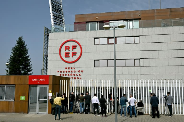 La policía registra las oficinas de la Federación Española de Fútbol por acusaciones de corrupción