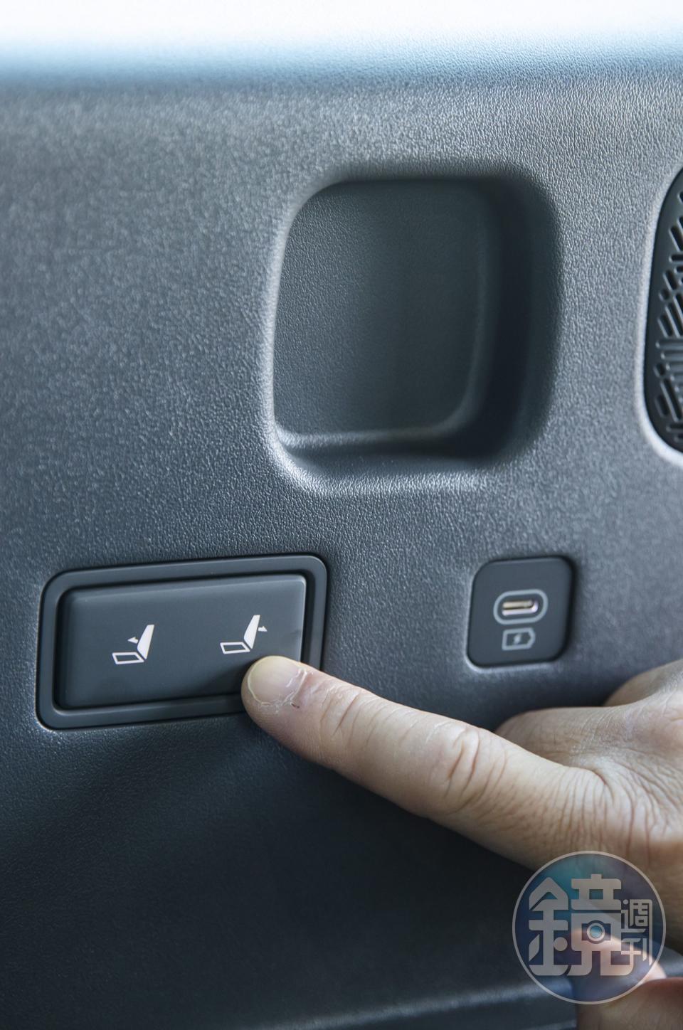 第三排的角度控制和傾倒收納都是電動的，甚至可以通過中控螢幕直接控制，這對不熟悉操作的乘客來說尤為便利。