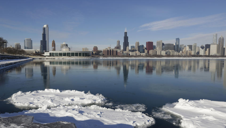 Hielo flotando en el Lago Michigan el viernes 3 de enero de 2014 en Chicago. Los habitantes de la zona centro-norte se preparan para una ola de aire frío que hará descender la temperatura significativamente. (Foto AP/M. Spencer Green)