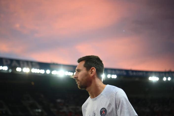 Lionel Messi, con el Parque de los Príncipes de fondo; PSG busca extender su vínculo