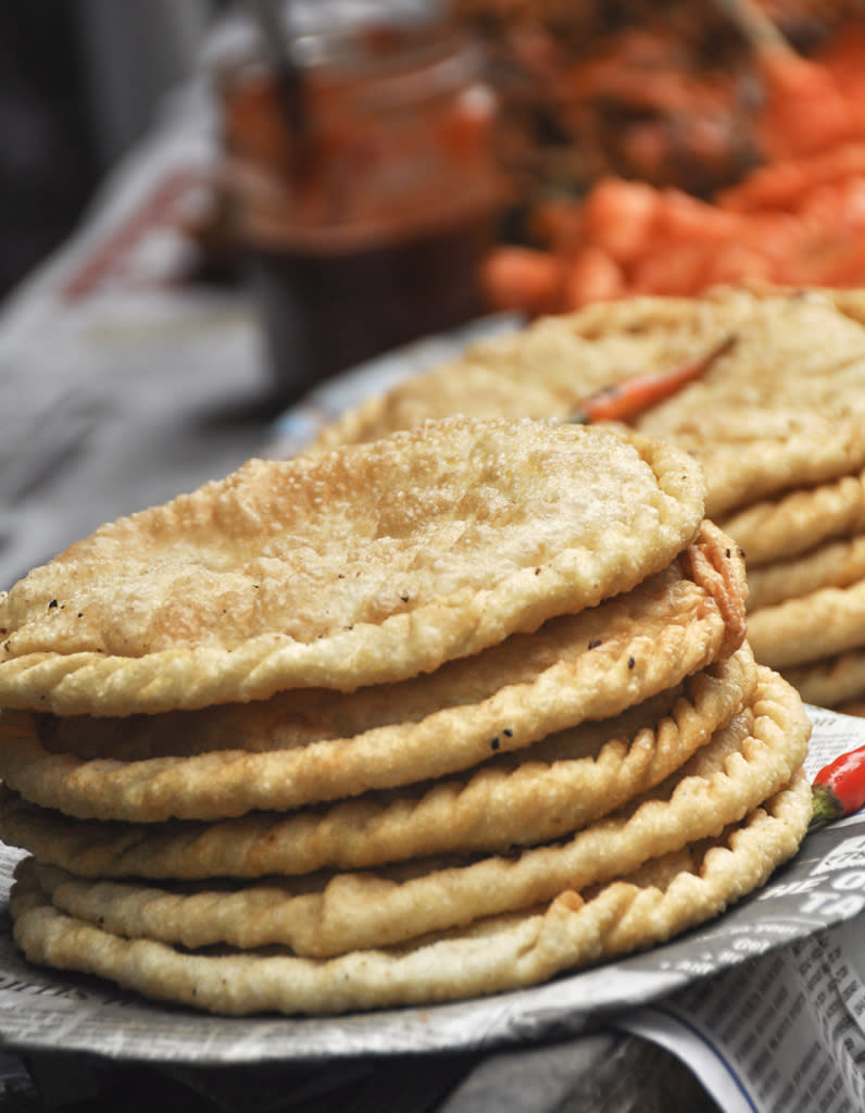 <p>Traditionnel du Nord de l’Inde, le chapati, à la différence du naan, est un pain galette rond, à base de farine complète et de farine de blé, sans levain, qui cuit sur une plaque en fonte.</p><p>Découvrez la recette de <a href="https://www.elle.fr/Elle-a-Table/Recettes-de-cuisine/Chapati-2660760" rel="nofollow noopener" target="_blank" data-ylk="slk:Chapati;elm:context_link;itc:0;sec:content-canvas" class="link ">Chapati</a></p><br>