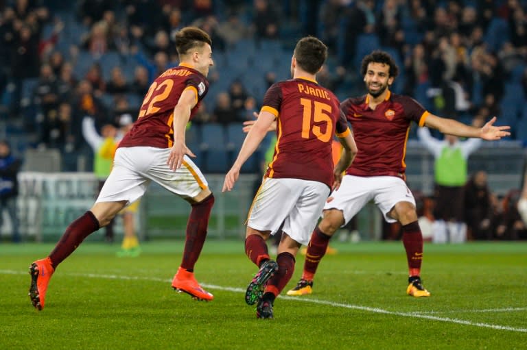 Roma's forward Stephan El Shaarawy (L) celebrates with teammates after scoring during the Italian Serie A football match between Roma and Frosinone on January 30, 2016