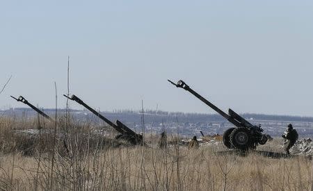 Cannons of the Ukrainian armed forces are seen at their positions near Debaltseve, eastern Ukraine, February 17, 2015. REUTERS/Gleb Garanich