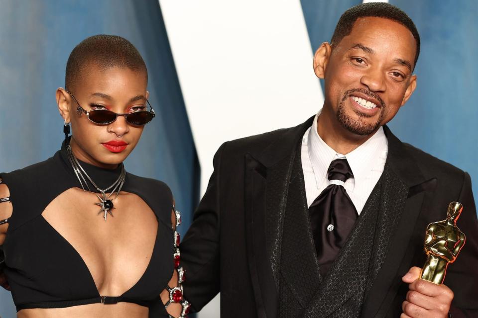 BEVERLY HILLS, CALIFORNIA - MARCH 27: (L-R) Jada Pinkett Smith, Willow Smith, and Will Smith attend the 2022 Vanity Fair Oscar Party Hosted By Radhika Jones at Wallis Annenberg Center for the Performing Arts on March 27, 2022 in Beverly Hills, California. (Photo by Arturo Holmes/FilmMagic)