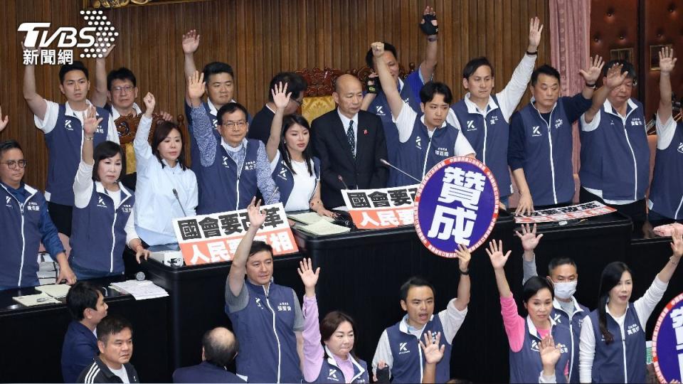 藍綠白立院上演攻防戰。（圖／葉志明攝）