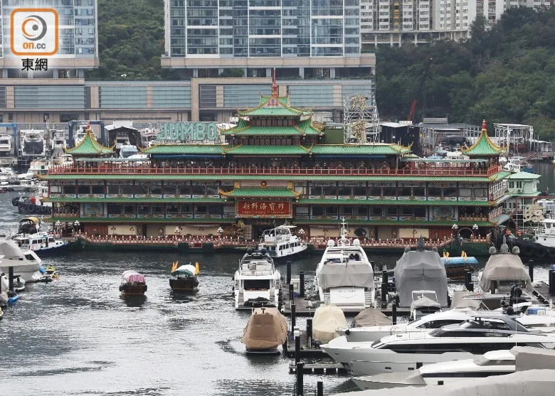 珍寶海鮮舫於南海水域遇風浪沉沒。