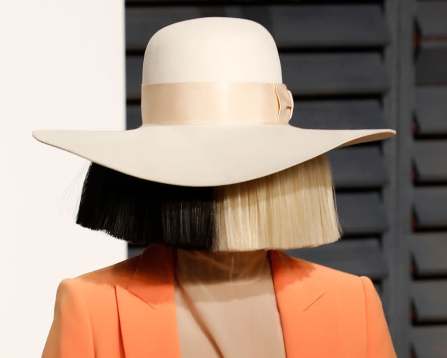 Sia posted a nude picture of herself to Twitter to beat the paparazzi to it (NSFW)