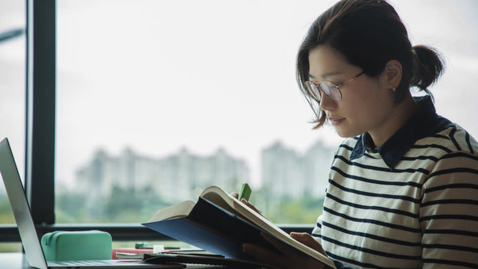 Joven estudiando.