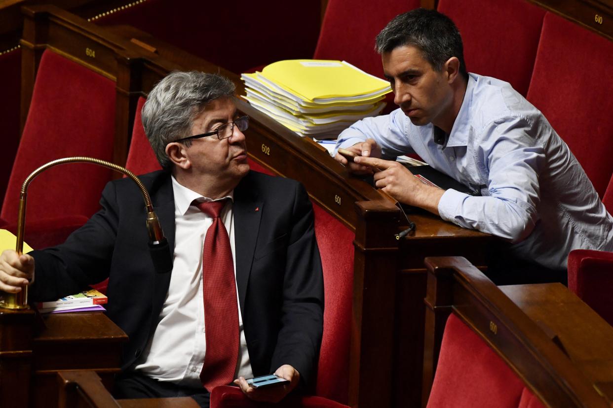 Jean-Luc Mélenchon et François Ruffin, en pleine discussion sur les bancs de l’Assemblée nationale le 22 mai 2018.