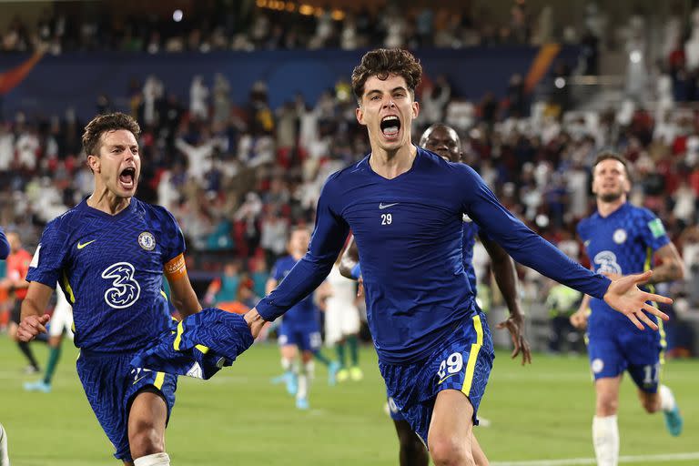 Kai Havertz festeja el agónico gol de Chelsea ante Palmeiras en la final de la Copa del Mundo de Clubes; a su lado, Azpilicueta. 