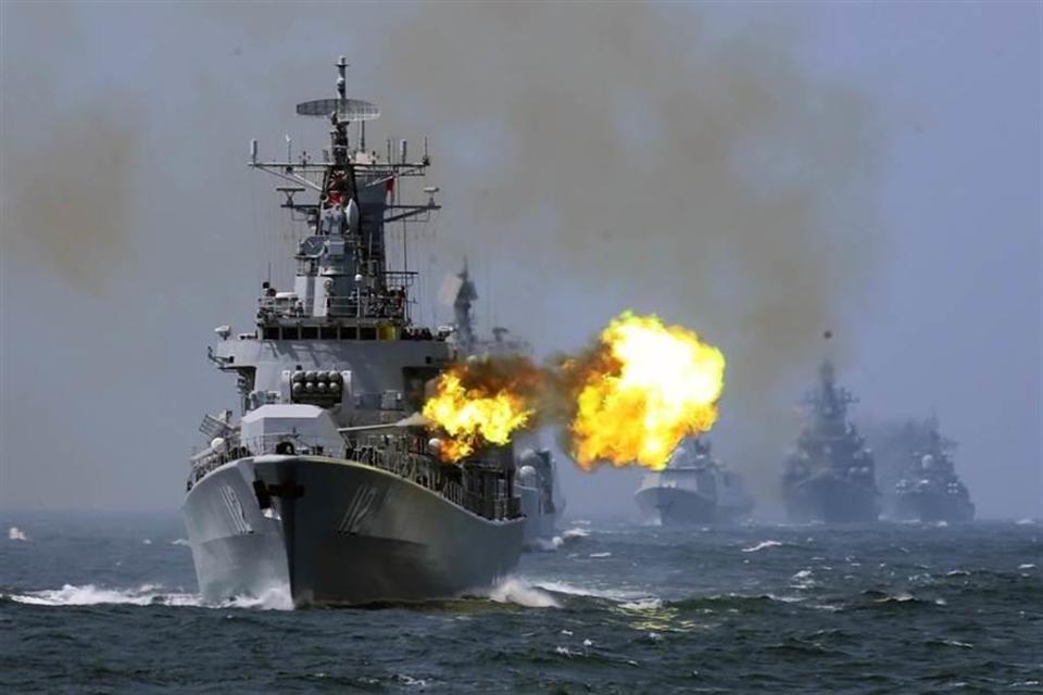 圖為中共海軍導彈驅逐艦進行實彈射擊檔案照片。（圖／中新社）
