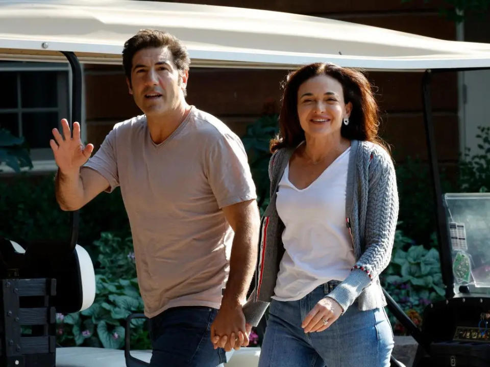 Sheryl Sandberg (rechts) und ihr Ehemann, Tom Bernthal. Bernthal war ein ehemaliger Produzent von NBC News. - Copyright: Kevork Djansezian/Getty Images