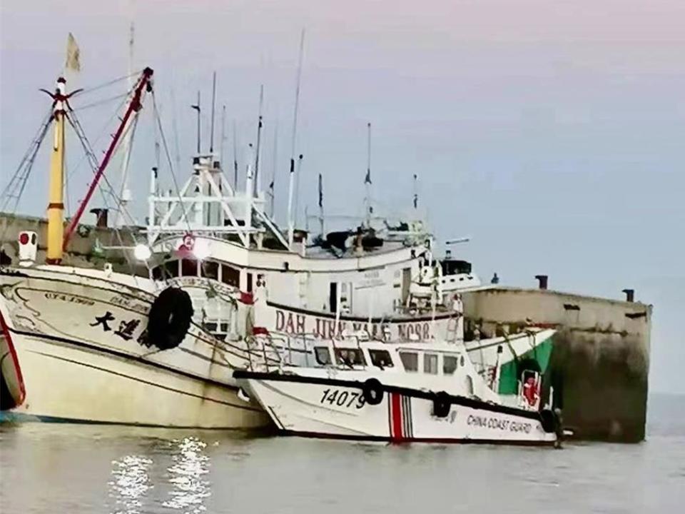 澎湖漁船2日晚遭陸海警船扣走，地方籲陸方儘速釋放人船。圖為大進滿88號目前被扣在大陸頭圍軍港內。（陳雙全提供／許逸民澎湖傳真）