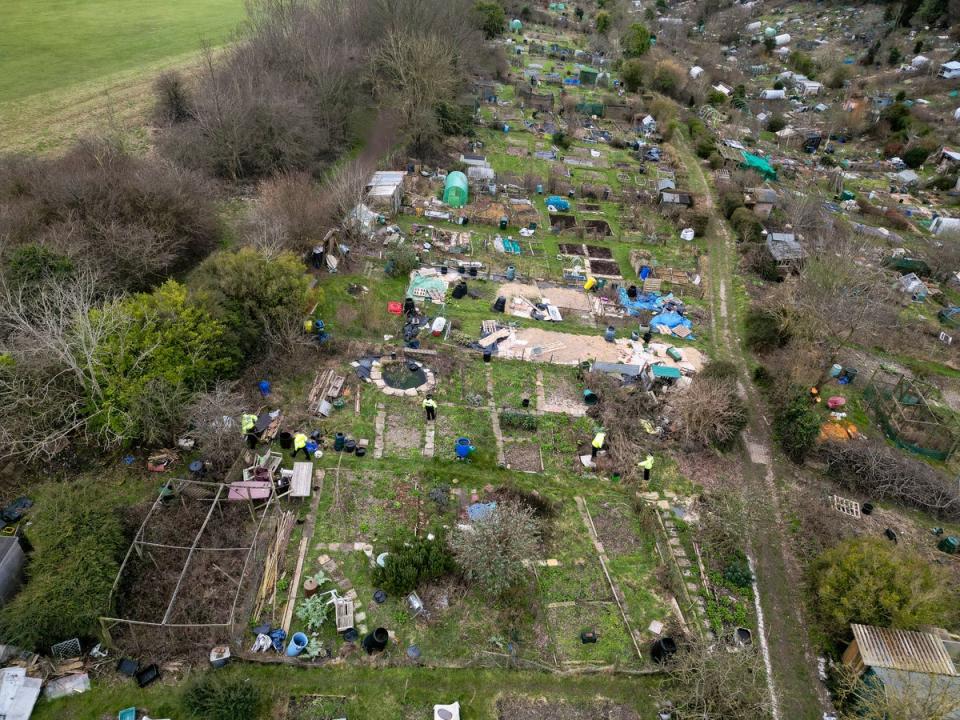 Equipos de búsqueda de la policía en Roedale Valley Allotments, West Sussex, donde se lleva a cabo una operación de búsqueda urgente para encontrar al bebé desaparecido de Constance Marten, quien no ha recibido atención médica desde su nacimiento a principios de enero (PA)