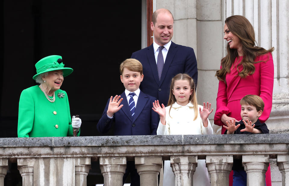 LONDON, ENGLAND - JUNE 05: (L-R) Queen Elizabeth II, Prince George of Cambridge, Prince William, Duke of Cambridge, Princess Charlotte of Cambridge, Catherine, Duchess of Cambridge and Prince Louis of Cambridge on the balcony of Buckingham Palace during the Platinum Jubilee Pageant on June 05, 2022 in London, England. The Platinum Jubilee of Elizabeth II is being celebrated from June 2 to June 5, 2022, in the UK and Commonwealth to mark the 70th anniversary of the accession of Queen Elizabeth II on 6 February 1952.  (Photo by Chris Jackson/Getty Images)
