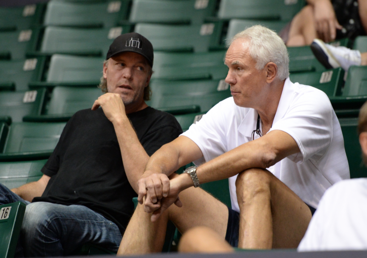 Jim buss y Mitch Kupchak dialogan en la tribuna. /Foto: Andrew D. Bernstein/NBAE via Getty Images