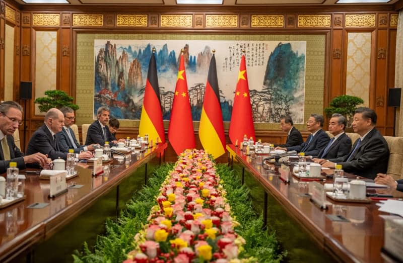 Chinese President Xi Jinping (R) meets with German Chancellor Olaf Scholz at the State Guest House. Michael Kappeler/dpa