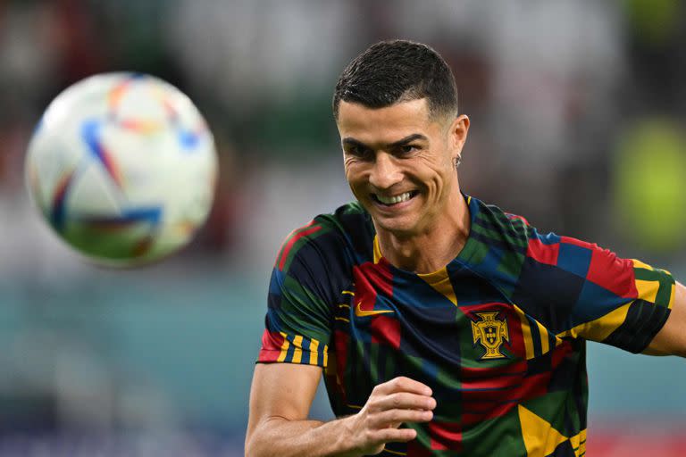 Cristiano Ronaldo y la pelota durante la entrada en calor