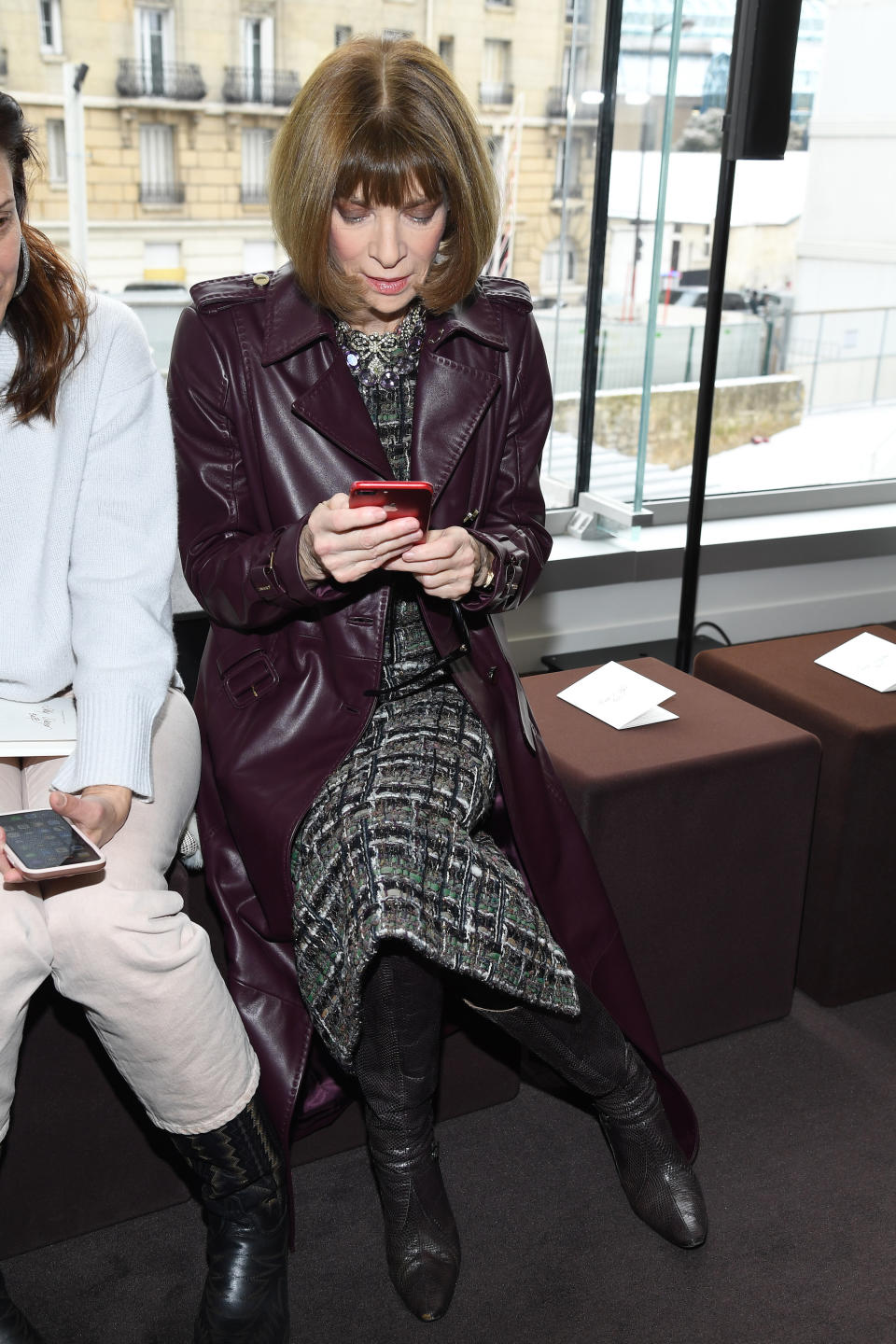 <p>Anfang März schaute sich Anna Wintour in Paris die neuesten Looks des Labels Chloé an. Zu den Boots kombinierte sie diesmal einen lilafarbenen Mantel und ein grobes Strickkleid. Hier fungieren die Stiefel ganz klar als elegantes Highlight. (Bild: Getty Images) </p>