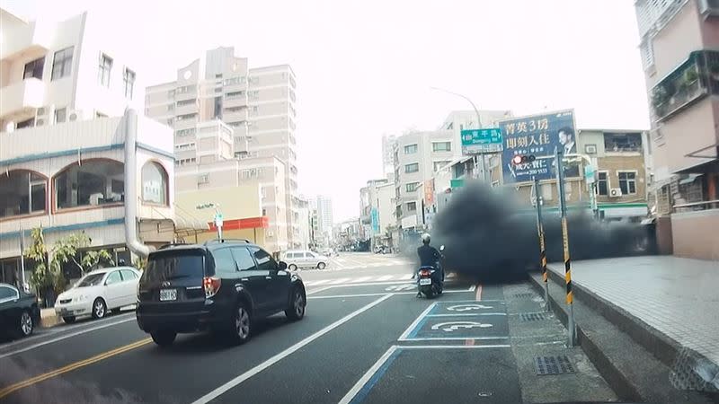 台南市某大樓疑測試發電機試轉，啟動瞬間噴出濃密黑煙。（圖／翻攝自臉書路上觀察學院）
