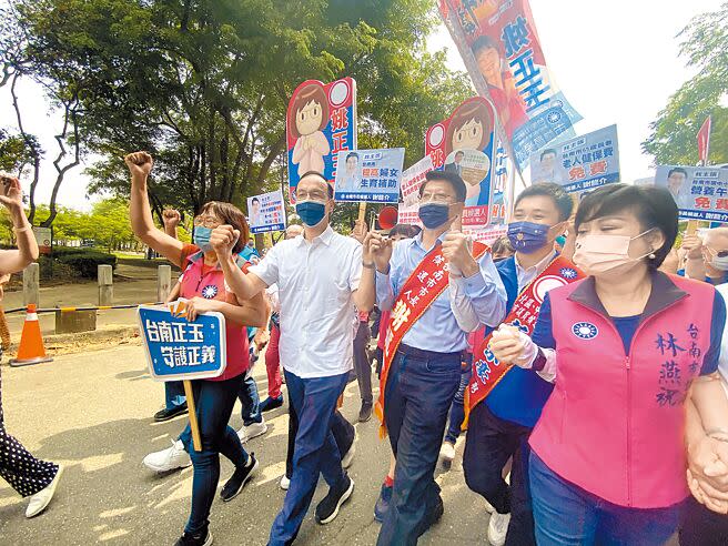 國民黨主席朱立倫（左二）1日上午陪同謝龍介（右三）前往台南市選委會登記參選台南市長。（曹婷婷攝）