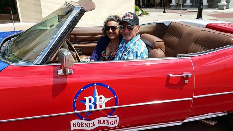 "Boesel Ranch" prangt auf dem Auto. So nannten Werner Boesel und seine Ehefrau Christine die Ranch in Texas, auf der sie sich im Jahr 2015 niederließen. (Bild: VOX / privat)