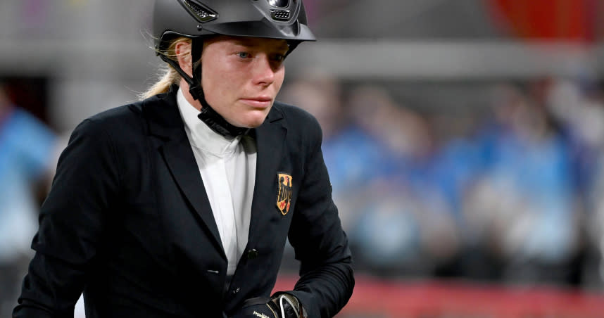 德國五項全能選手安妮卡·史勒 （Annika Schleu）因為官方配發的馬匹不願配合，讓他淚灑賽場。（圖／達志／美聯社）