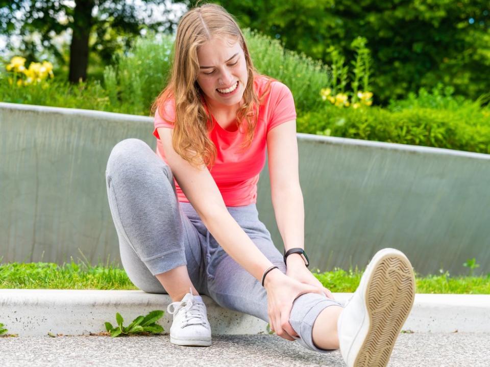 Ein Wadenkrampf kann starke Schmerzen verursachen. (Bild: Jens Rother/Shutterstock.com)