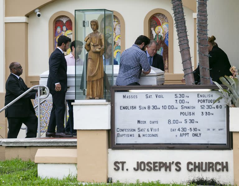 Funeral de dos de las víctimas de Surfside, Lucía Guara y Emma Guara, en la Iglesia Católica San José, Miami Beach