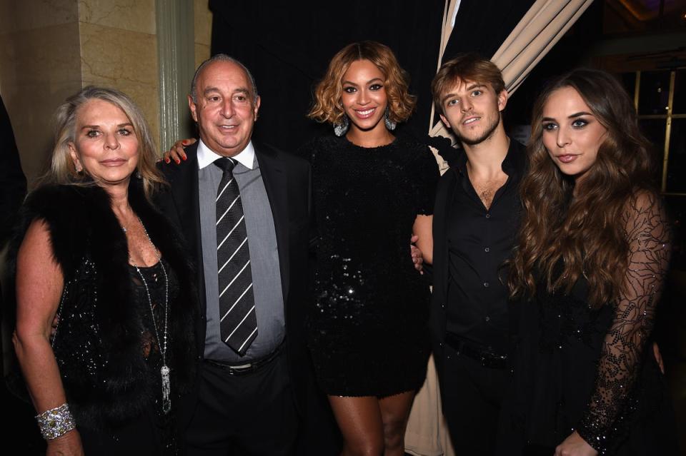 Brandon Green posing with mother Lady Tina Green, father Sir Philip Green, sister Chloe Green and singer Beyoncé Knowles in November 2014 (Getty Images)