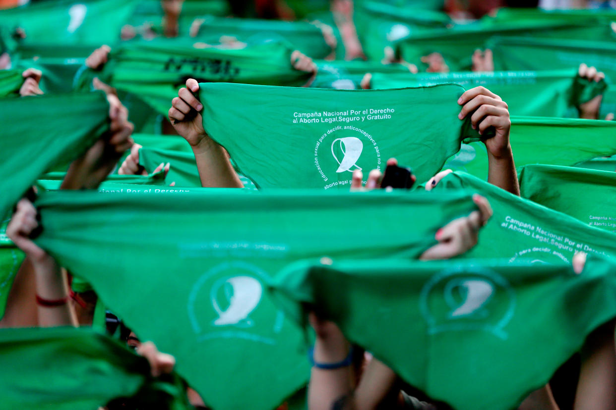 <em>En esta imagen, tomada el 10 de abril de 2018, manifestantes proaborto levantan sus pañuelos verdes durante una manifestación delante del Congreso Nacional en Buenos Aires, Argentina. (AP Foto/Natacha Pisarenko)</em>