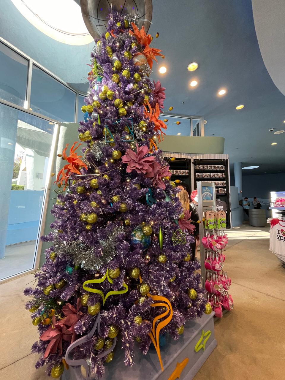 men in black christmas tree at universal orlando