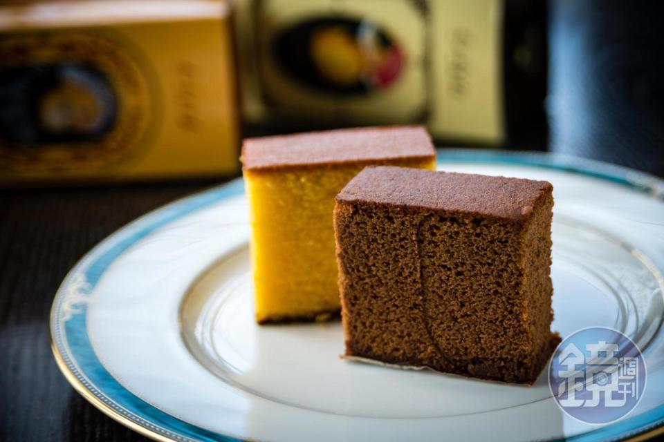 「松翁軒」是日本第一個做出巧克力口味長崎蛋糕的店家，口味偏甜。（原味、巧克力皆594日圓／條、0.3號，約NT$159）
