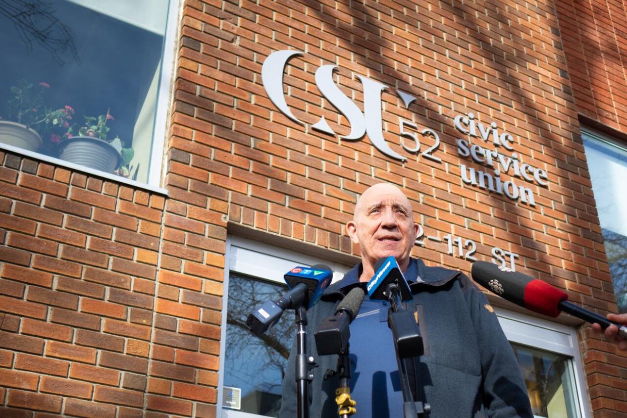 Civic Service Union 52 president Lanny Chudyk addresses a tentative agreement for city and library workers on March 15, 2024. (Manuel Carrillos Avalos/Radio-Canada - image credit)