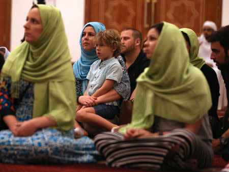 Foreign visitors and residents in the UAE learn about Ramadan and Emirati culture during the Muslim holy fasting month of Ramadan at Jumeirah Mosque in Dubai, UAE May 17, 2019. REUTERS/Satish Kumar