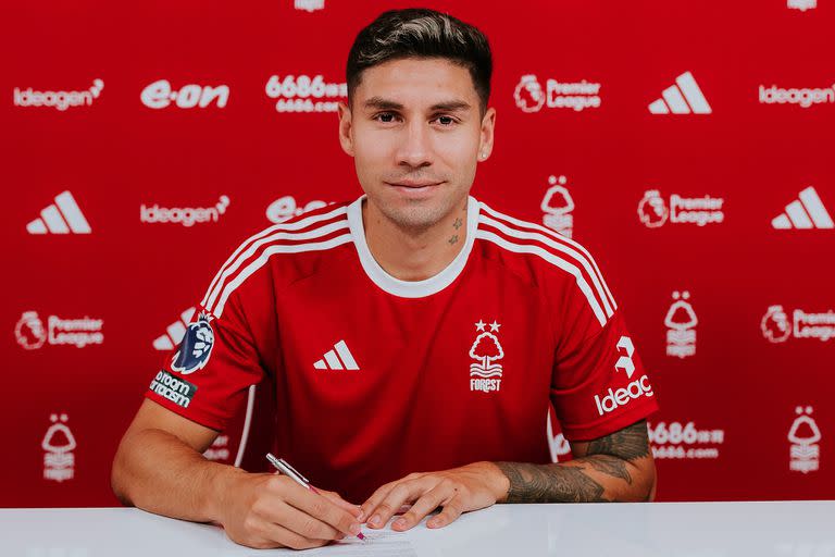 Gonzalo Montiel pone la firma como nuevo jugador de Nottingham Forest