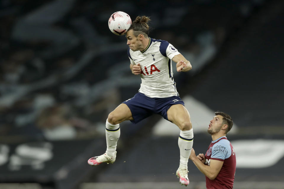 Tottenham's Gareth Bale heads the ball next to West Ham's Aaron Cresswell, right, during the English Premier League soccer match between Tottenham Hotspur and West Ham United at the Tottenham Hotspur Stadium in London, England, Sunday, Oct. 18, 2020. (AP photo/Matt Dunham, Pool)