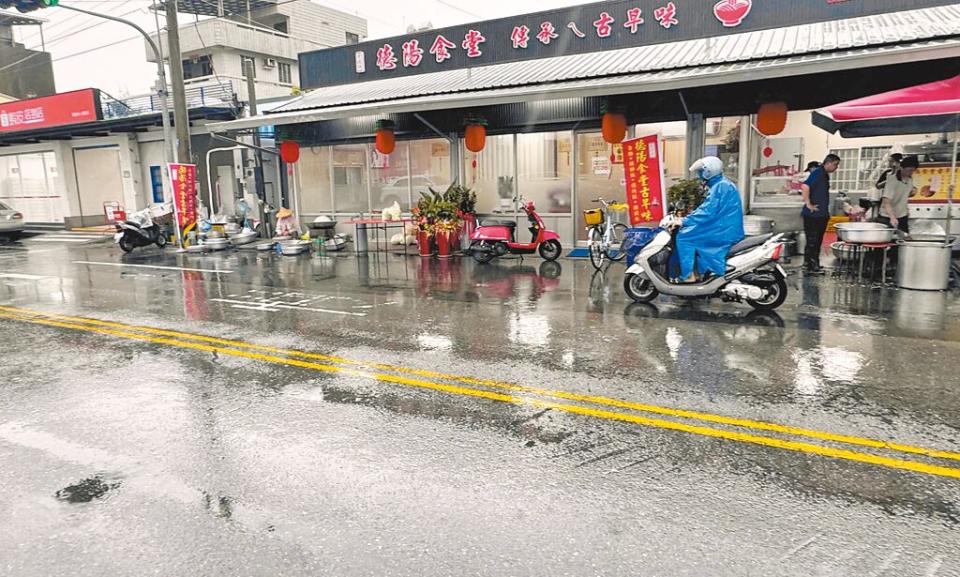 台南市關廟區中山路一段路面到處可見補丁，機車騎士下雨天小心翼翼騎乘，唯恐一不小心就滑倒。（曹婷婷攝）