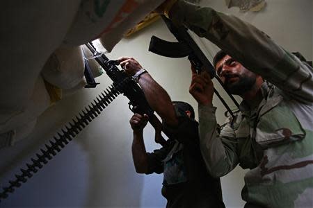 Free Syrian Army fighters aim their weapons as they take defensive positions in Aleppo's Bustan al-Qasr district, September 23, 2013. REUTERS/Hamid Khatib