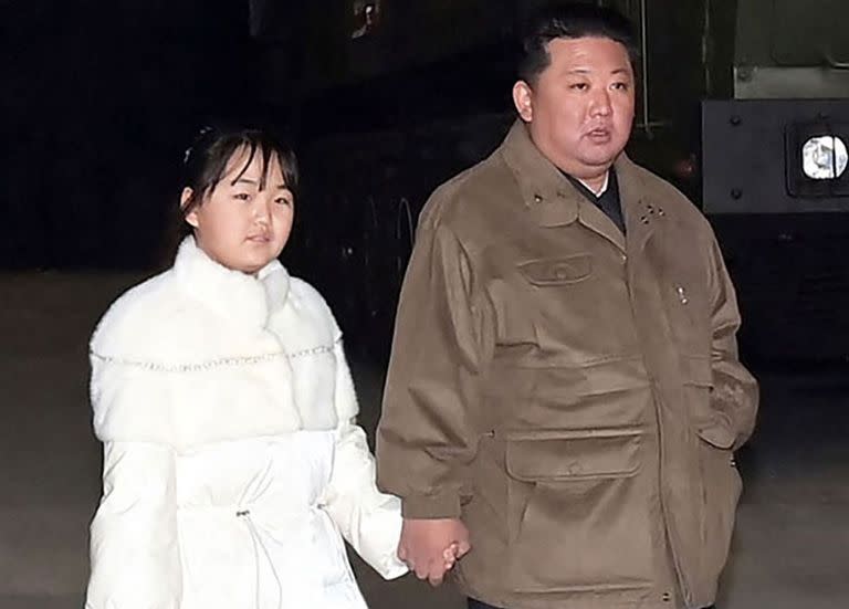 Kim Jong-un, junto a su hija, en el lanzamiento de un misil