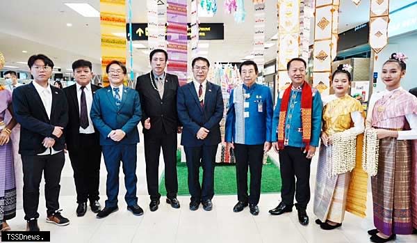 南市長黃偉哲率團搭乘臺南泰國首航包機出訪，希望促進城市外交並為臺南引進更多泰國觀光客。（記者李嘉祥翻攝）