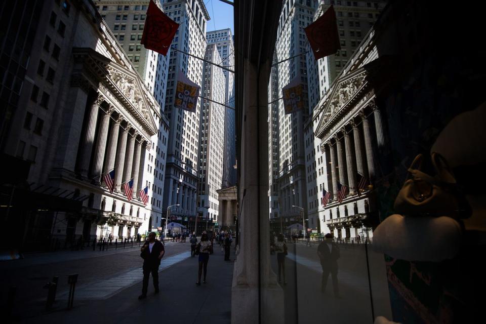Pedestrians walk past the New York Stock Exchange (NYSE) in New York, U.S. Photographer: Michael Nagle/Bloomberg