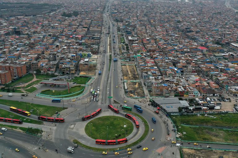 Esta vista aérea muestra una avenida vacía durante el día sin automóviles en Bogotá, el 22 de septiembre de 2022. Bogotá restringió el tránsito de automóviles y motocicletas por un día para reducir la contaminación en la capital colombiana, una de las metrópolis más grandes de América Latina