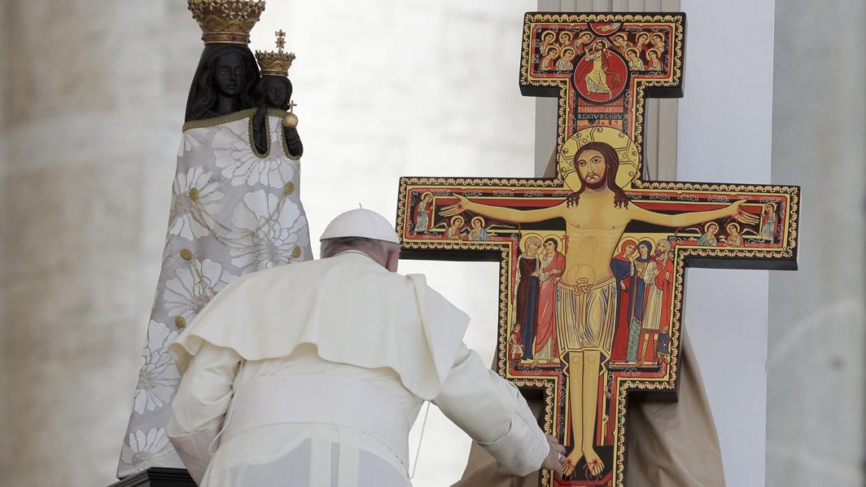 Papst Franziskus segnet im Vatikan ein Kruzifix: Die katholische Kirche steht nach Berichten über tausende Fälle von Kindesmissbrauch durch US-Priester am Pranger. Foto: Andrew Medichini/AP