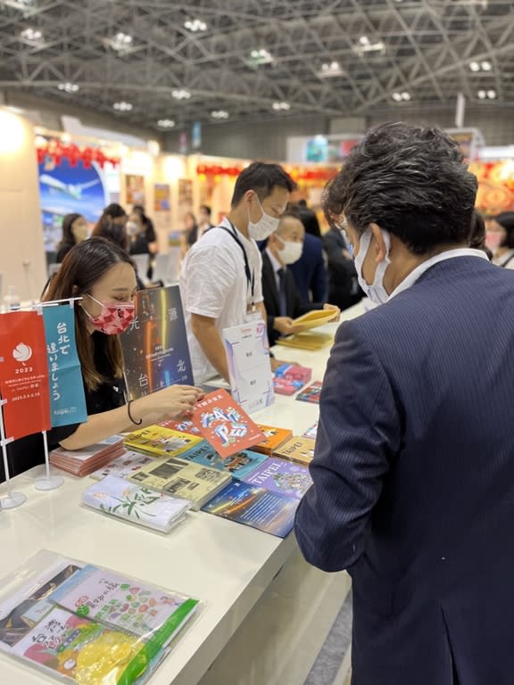 圖說：日本旅展臺北市攤位吸引許多業者及民眾主動詢問最新旅遊資訊。