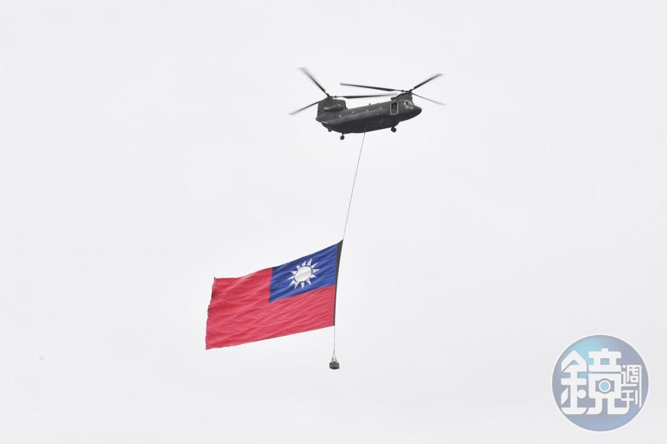 國慶大典鬧雙包，馬英九拒絕參加總統府國慶大典，另去新北市，與侯友宜升旗。
