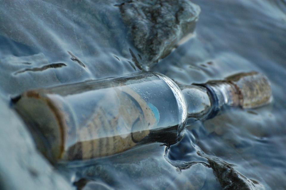 斯里蘭卡漁民撈到裝有不明液體的漂流瓶，以為是酒開心喝下卻釀成不幸。（示意圖，圖取自pixabay）