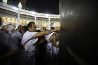 Muslim pilgrims touch the Kaaba at the Grand Mosque in the holy city of Mecca ahead of the annual Haj pilgrimage October 7, 2013. REUTERS/Ibraheem Abu Mustafa (SAUDI ARABIA - Tags: RELIGION)