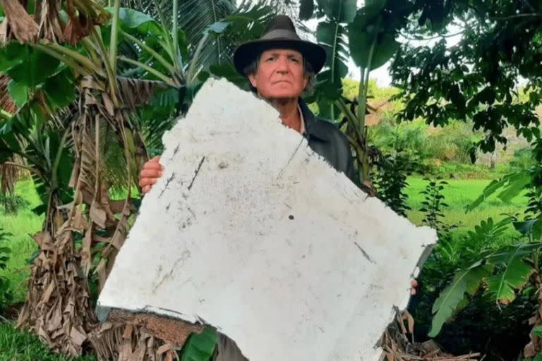 Blaine Gibson encontró lo que podría ser la compuerta del tren de aterrizaje del avión de Malaysia Airlines desaparecido en 2014 en la casa de un pescador, en Madagascar