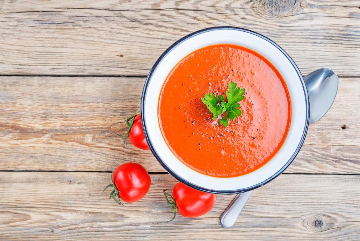 <a href="https://www.shutterstock.com/es/image-photo/tomato-soup-on-wooden-table-top-749628076" rel="nofollow noopener" target="_blank" data-ylk="slk:nelea33/Shutterstock;elm:context_link;itc:0;sec:content-canvas" class="link ">nelea33/Shutterstock</a>